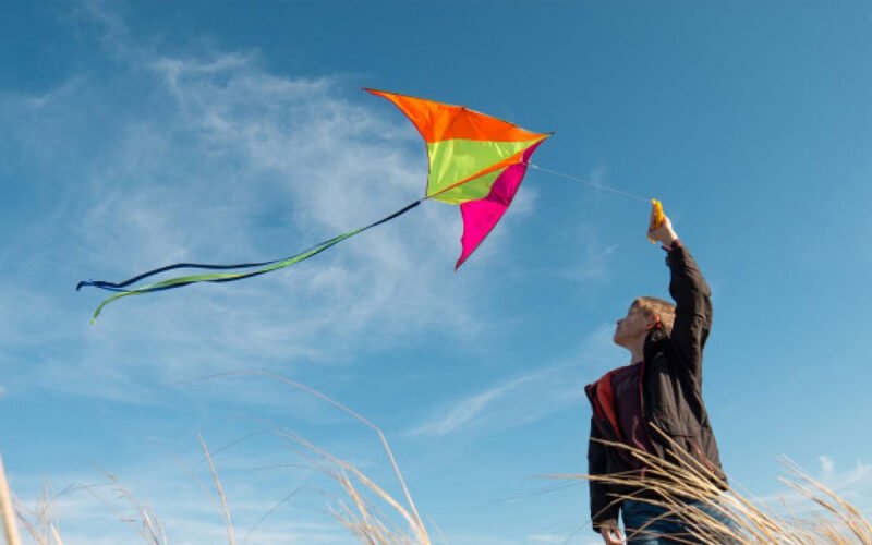 Με συννεφιά, βροχές και ανέμους το πέταγμα του χαρταετού