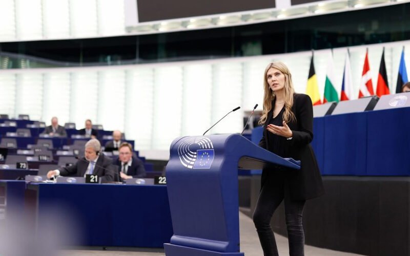 Το ένταλμα αναφέρεται σε «πολλά εκατομμύρια ευρώ» από το Qatargate