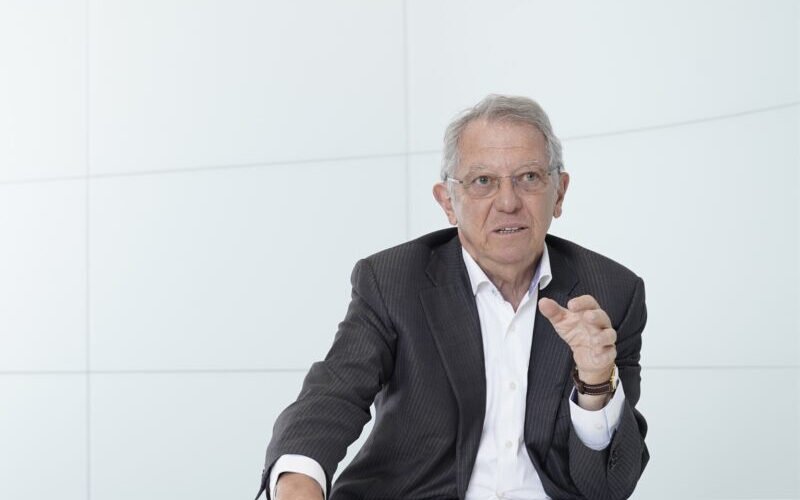 Σερ Ντέιβιντ Κινγκ: Τεχνητά σύννεφα θα σώσουν τη Γη