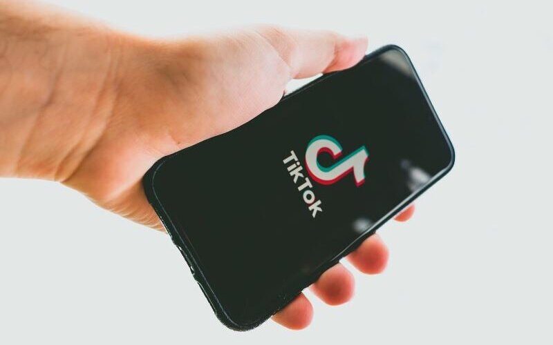 Το TikTok βάζει όριο ημερήσιας χρήσης για κάτω των 18 ετών