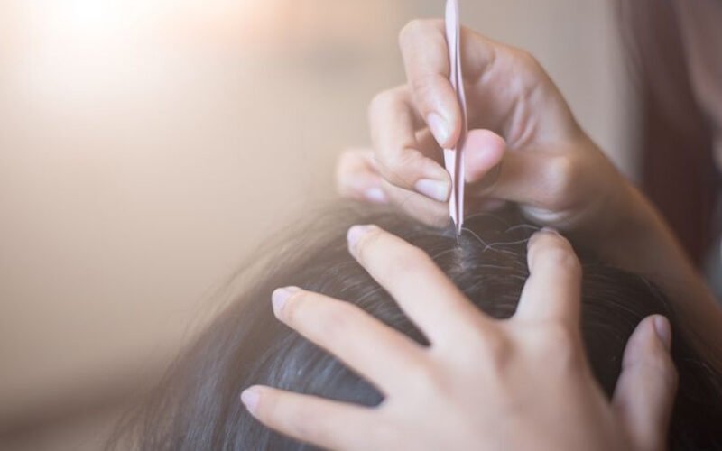 Μαλλιά: Τι θα γίνει αν βγάλετε μια γκρίζα τρίχα