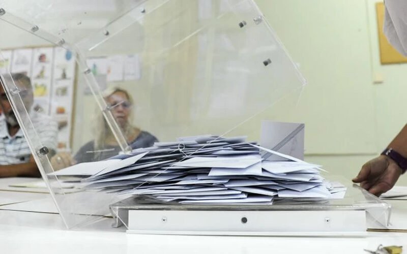 Τα συνθήματα με τα οποία κατέρχονται τα μεγάλα κόμματα