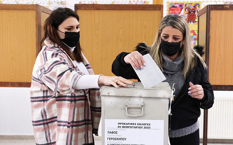 Οι δημοσκοπήσεις και τα μηνύματα Μητσοτάκη εντός και εκτός