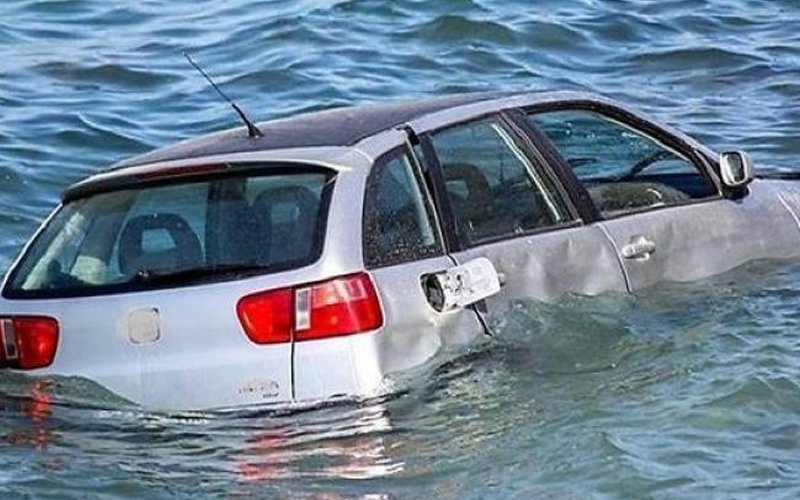 Αυτοκίνητο έπεσε μέσα στην θάλασσα στο Κιάτο..!